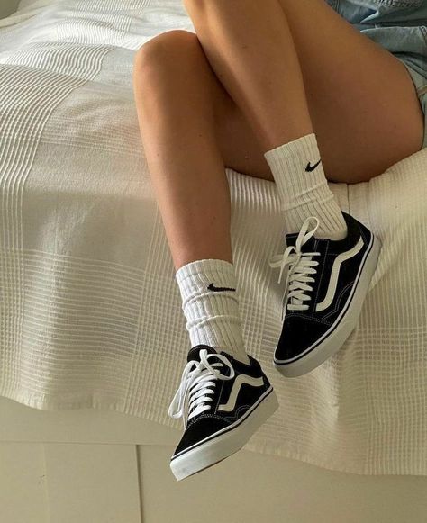 Estilo Vans, Mode Indie, Vans Aesthetic, Vans Old School, Vans Outfit, Dr Shoes, Shoe Inspo, Aesthetic Shoes, Swag Shoes