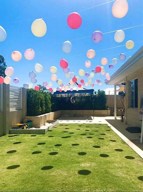 Balloon Hacks, Outdoor Graduation Parties, Outdoor Graduation, Floating Balloons, Backyard Birthday, Backyard Party, Grad Parties, Diy Party Decorations, 1st Birthday Parties