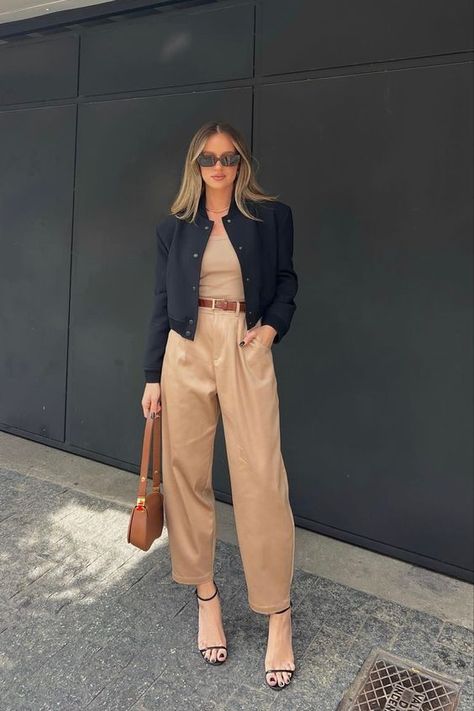 Casual Work Outfits For Spring: Your Guide to Effortless Style in the Office 4 Summer Work Outfits Professional, Office Meeting Outfits Women, Boss Girl Outfits, Work Professional Outfits, Boss Babe Outfits, Summer Office Attire Women, Corporate Outfits For Women, Girl Boss Outfit, Corporate Girl