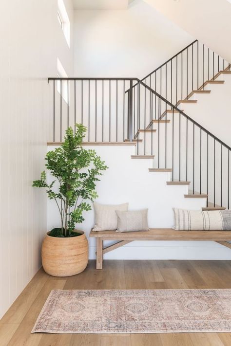 Foyer Ideas Entryway, Beautiful Entryways, Becki Owens, Entryway Table Decor, Modern Entryway, Stair Case, Foyer Design, Entry Way Design, Small Entryway