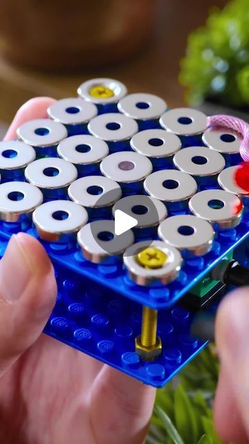 5-Minute Crafts on Instagram: "Magnetic snake spinner tutorial 🐍  #5minutecrafts #diyspinner #fidgettoys #diyfidgettoy #magneticspinner" Magnet Ideas Diy, Diy Videos 5 Minute Crafts, Five Minute Crafts Videos, Magnet Games, Snake Crafts, Magnet Diy, Spinners Diy, Diy Fidget Toys, Steam Projects