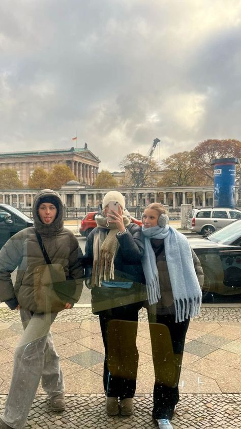 Berlin October Outfit, Berlin Fall Fashion, Munich Germany Outfits Fall, Winter Berlin Outfit, Berlin Winter Fashion, Vienna Aesthetic Outfits, Berlin Winter Aesthetic, Berlin Outfit Aesthetic, Chantal Core