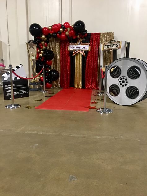 Balloon backdrop/props Oscar Photo Booth, Hollywood Theme Photo Backdrop, Old Hollywood Ball Theme, Prom Dance Decorations, Hollywood Photo Backdrop, Vip Decoration Ideas, Old Hollywood Photo Backdrop, Hollywood Theme Backdrop, Bollywood Decoration Ideas