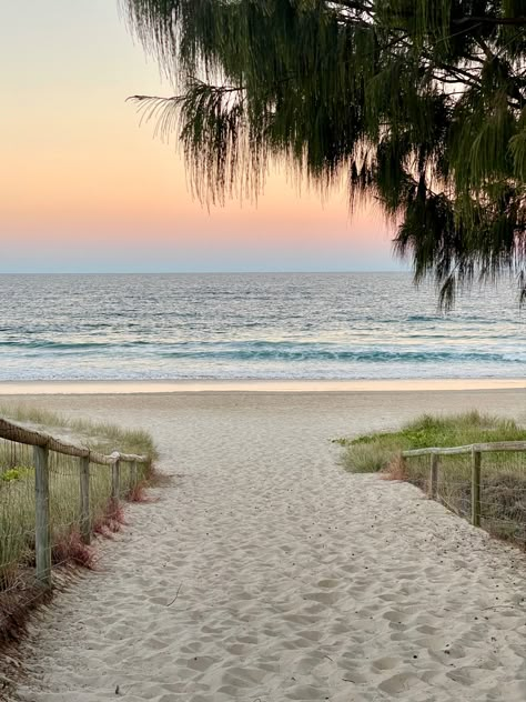 Gold Coast Apartment View, Gold Coast Beach House, Good Coast Australia, Gold Coast Beach Aesthetic, Broadbeach Gold Coast, Australia Astethic, Summer Australia Aesthetic, Living In Australia Aesthetic, Travel Australia Aesthetic