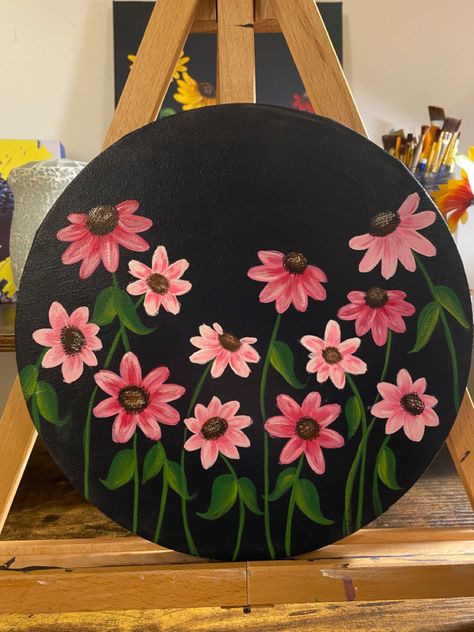 Flower Painting Round Canvas, Black Cardboard Painting, Black Circle Canvas Paintings, Art On Circle Cardboard, Circle Paintings Canvas, Circle Painting Ideas Easy Flowers, Circle Glass Painting Ideas, Painting On Circle Canvas Easy, Round Box Painting Ideas