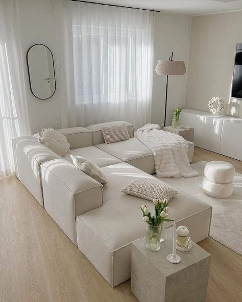 White Couch, Dream Apartment Decor, Future Apartment Decor, Home Design Living Room, Apartment Decor Inspiration, White Furniture, Decor Home Living Room, Living Room Inspo, Apartment Living Room