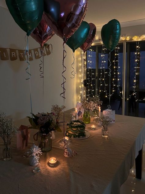 Birthday 22 Decorations, Surprise Party For Best Friend, Feminine Birthday Aesthetic, Small Birthday Party Decorations, Birthday Decorations At Home Aesthetic, Aesthetic Birthday Party Decor, Dark Birthday Party Aesthetic, 17 Birthday Party Aesthetic, Garden Party Indoors Decorations