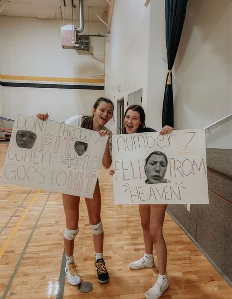 Funny Volleyball Signs Posters, Volleyball Fan Signs, Sport Support Poster Ideas, Posters For Volleyball Players, Baseball Signs For Games Fans, Volleyball Sign Ideas, Signs For Volleyball Games, Basketball Signs For Games High Schools, Football Fan Signs