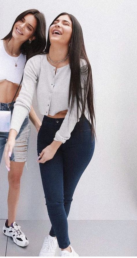 Kylie Jenner Iconic Outfits, Kylie Jenner Fall Outfits, Kylie Jenner Jeans Outfits, Kylie Jenner Style Casual, Kylie Jenner Outfits 2024, Kylie Jenner Winter Outfits, Kylie And Stassie Matching Outfits, Kylie Jenner Ponytail, Kylie Jenner Winter