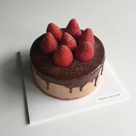 Tiny Restaurant, Food Aesthetics, Simple Birthday Cake, Think Food, Pretty Birthday Cakes, Cute Birthday Cakes, Just Cakes, Cute Desserts, Sweet Cakes