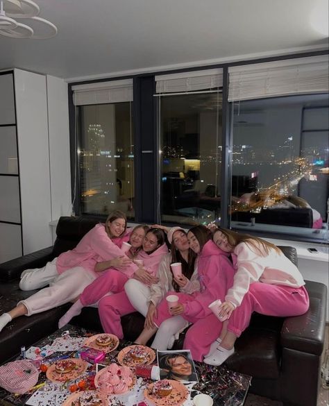 Group Of Girlfriends Aesthetic, Boujee Sleepover, 2000s Slumber Party Aesthetic, Pink Sleepover Aesthetic, Girly Instagram Pictures, Pijamas Photoshoot Ideas, Hotel Slumber Party Ideas, Pj Party Aesthetic, Friends Galentine