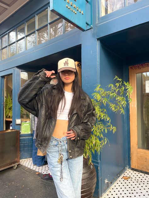 Leather jacket, trucker hat, outfit inspo Leather Jacket Hat Outfit, Trucker Outfits Women, Leather Jacket Baseball Cap Outfit, Trucker Hat Womens Outfit, Streetwear Fashion With Hat, La Hat Outfits For Women, Cute Trucker Hat Outfits, Trucker Hat Fall Outfit, Train Hat Outfit