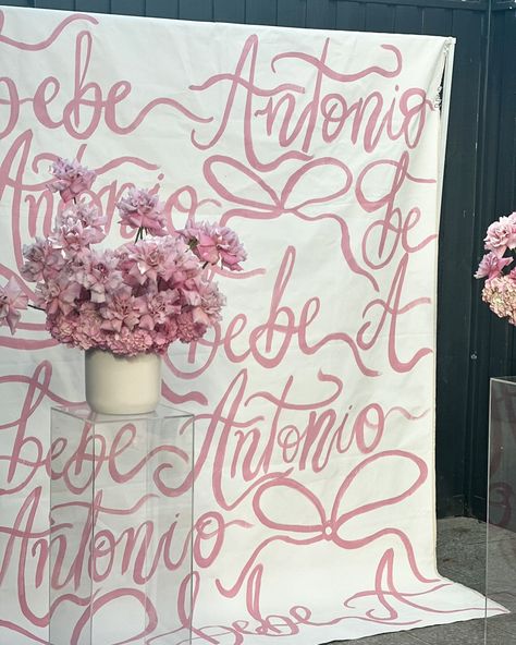 Vintage Wedding Photo Backdrop, Simple Backdrop Wedding, Diy Wedding Photo Backdrop, Vintage Baby Shower Ideas, Simple Baby Shower Ideas, Party Installation, Wedding Backdrop Diy, Hand Painted Backdrop, Wedding Expo Booth