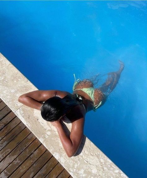 Foto In Piscina Aesthetic, Holiday Pic Inspiration, Pool Pic Poses, Pool Astethic Pictures, Photo Insta Piscine, Swimpool Photo Ideas, Rooftop Pool Photoshoot, Pool Ig Pics, Pool Side Poses Instagram