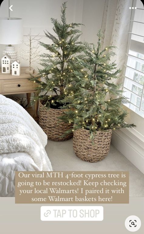 Cabin Christmas Tree, Neutral Christmas Decor, Christmas Decor Inspiration, Christmas Themes Decorations, Small Christmas Trees, Front Porch Christmas Decor, Noel Christmas, Merry Little Christmas, Country Christmas