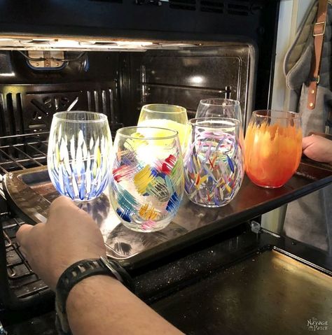 Diy Stemless Wine Glasses Ideas, Diy Painted Wine Glasses, Christmas Wine Glasses Diy, Wine Glass Ideas, Wine Glasses Diy, Paint Wine Glasses, Hand Painted Wine Glasses Diy, Painted Wine Glasses Christmas, How To Paint Glass