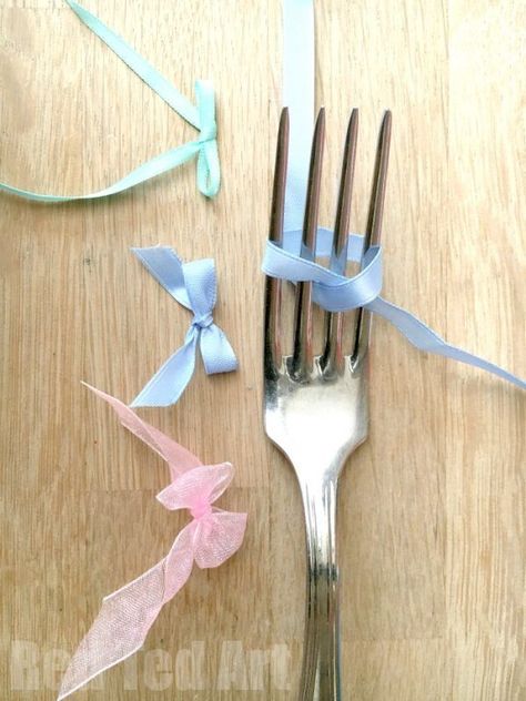 How to make a ribbon Bow with a Fork - a quick and easy craft basic tutorial - and oh so satisfying #diybows #bows #howtomakeabow #perfectbow Make A Ribbon Bow, Fork Bow, How To Make A Ribbon Bow, Bow Making Tutorials, Make A Bow, Quick And Easy Crafts, How To Tie Ribbon, Bows Diy Ribbon, Diy Christmas Wreaths