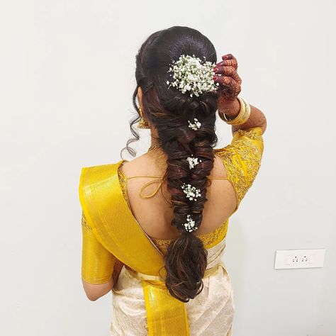 Indian Hairstyles For Saree, South Indian Hairstyle, Messy Braided Hairstyles, Simple Bridal Hairstyle, South Indian Wedding Hairstyles, Reception Hairstyles, Bridal Hairstyles With Braids, Hair Style On Saree, Hair Style Vedio