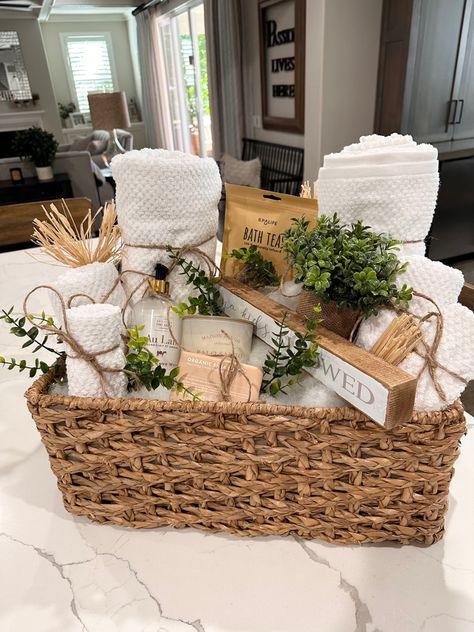 Basket Home Decor, Creative Gift Baskets, Spa Basket, Homemade Gift Baskets, Christmas Gift Baskets Diy, Housewarming Gift Baskets, Anniversaire Diy, Spa Gift Basket, Christmas Gift Basket Ideas