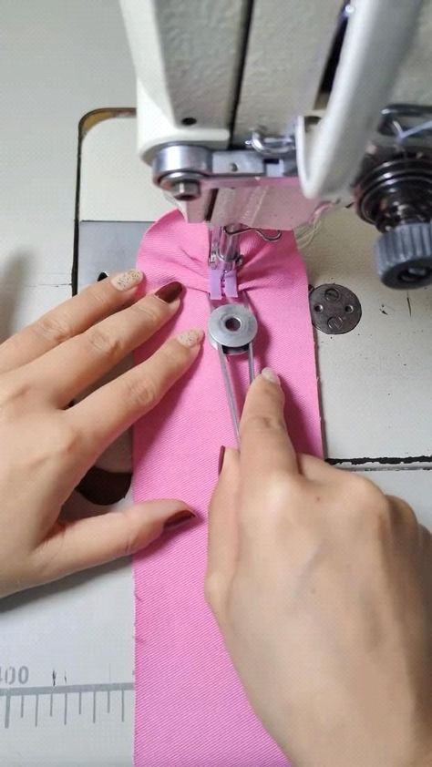 Fabric Clothes Design, Craft With Fabric, Sewing Machine Ideas, Projek Menjahit, Easy Dress Sewing Patterns, Dress Sewing Tutorials, Sewing Machine Basics, Sewing Easy Diy, Sewing Projects Clothes