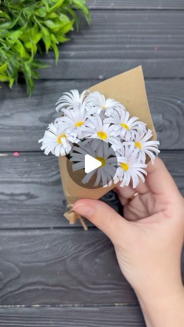 Simple Paper Craft Ideas, Flowers Tutorial Paper, Flowers To Make Out Of Paper, Diy Flowers Paper Easy, Crafts For Bffs Diy, Paper Crafts For Girlfriend, Paper Flowers Diy Easy Simple, Easy Flower Making With Paper, Paper Crafts Diy Kids Simple Easy