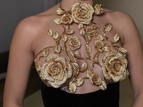 Heeramandi Dresses, Met Gala Ideas, Met Gala Inspired Outfits, Gold Couture Dress, Met Gala Dresses Ideas, Extreme Fashion, Looks Party, Glam Dresses, Fantasy Fashion