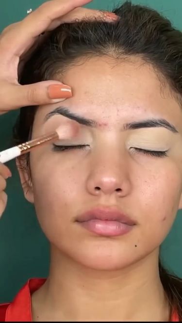 Puffy Eyes Makeup, Bride Eye Makeup, Makeup Artist Working, Indian Eye Makeup, Simple Bridal Makeup, Wedding Bridal Makeup, Bridal Makeup Videos, Fall Eye Makeup, Bridal Makeup Tutorial