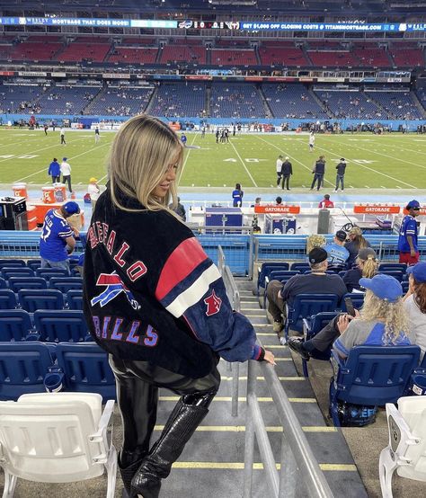 Jersey Outfit Football, Football Sunday Outfit, Stadium Outfit, Cute Football Outfit, Outfit Sporty Chic, Soccer Game Outfits, Morgan Williams, Game Outfit Ideas, Nfl Wife