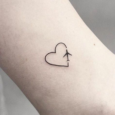 Tatuagens de viagem: 15 sugestões para quem AMA viajar #tattoo #art #outline #template #portfolio #idea #neck #minimalist #inspiration Paper Airplane Tattoos, Tattoos For Women Small Meaningful, Tiny Wrist Tattoos, Airplane Tattoos, Pen Tattoo, Small Pretty Tattoos, Heart Tattoo Designs, Wrist Tattoos For Women, Cute Tattoos For Women