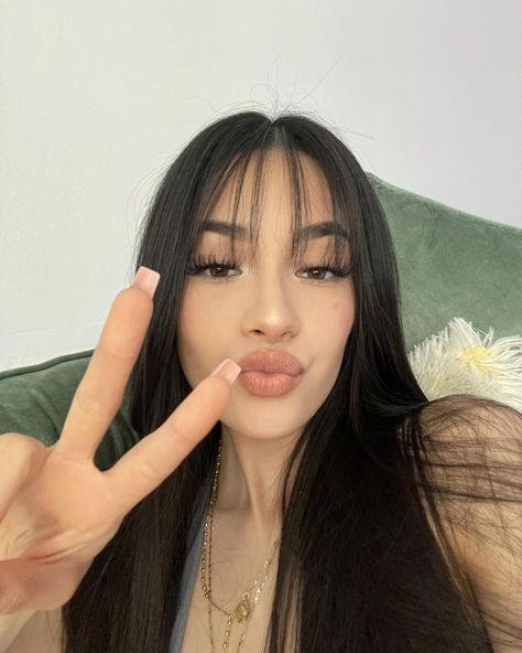 Latina Hair, Cute Bangs, Bangs For Round Face, Hair Inspiration Long, Bangs With Medium Hair, Hairstyles For Layered Hair, Wispy Bangs, Haircuts Straight Hair, Long Hair With Bangs