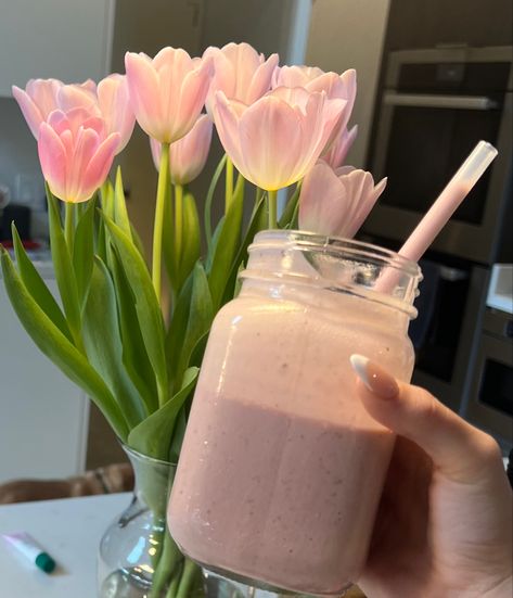 pink smoothie clean girl coquette gurly aesthetic pink drink Delicious Smoothie Recipes, Pink Smoothie, Yummy Smoothie Recipes, Baby Pink Aesthetic, Light Desserts, Pink Foods, Soft Girl Aesthetic, Pink Life, Mango Smoothie