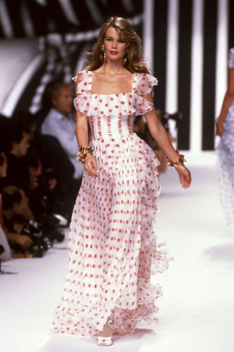 Relive the '90s Supermodel Era with Young Photos of Claudia Schiffer - Karl Lagerfeld Fashion 60s, Polyvore Clothes, 90s Runway Fashion, Runway Fashion Couture, Vintage Runway, Claudia Schiffer, Top Models, Runway Models, Mode Vintage