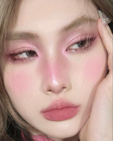 Doujin Makeup, Pink Eye Makeup Looks, Dewy Makeup Look, Pink Eyeshadow Look, Korean Makeup Look, Sparkly Makeup, Princess Makeup, Douyin Makeup, Pink Eye Makeup