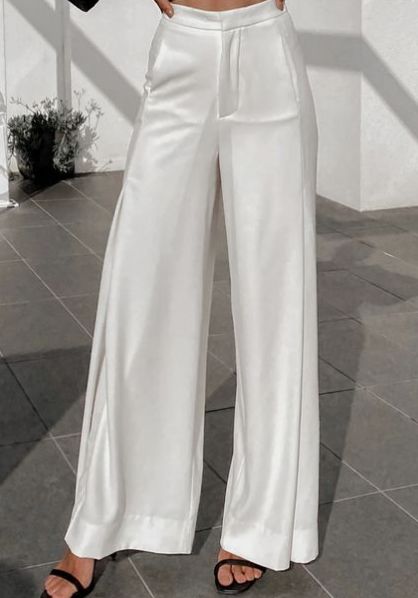 Silk Satin Outfit, Satin Pants Outfit, Loose Pants Outfit, Outfit Elegantes, White Pants Outfit, Fashionable Work Outfit, White Wide Leg Pants, Plain Pants, White Accessories