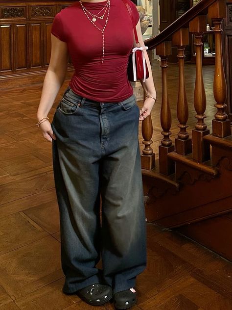 Women In Baggy Clothes, Clothes With Baggy Jeans, Business Casual Attire Summer, Baggy Jeans Fitted Top Outfit, Baggy Jeans Outfit Woman, Red And Jeans Outfits, Red Top Jeans Outfit, Fall Outfits Baggy Jeans, Very Baggy Jeans Outfit