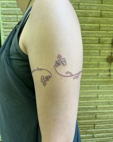 Colorful Vine Tattoo, Snapdragon Vine Tattoo, Arts And Crafts Tattoo, Fuzzy Tattoo, Clothing Line Tattoo, Art Nouveau Tattoos, Whimsigoth Tattoo Ideas, Snapdragon Drawing, Around The Arm Tattoo