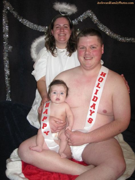 Totally agreeing with the baby on this one.  WTH?!!!   At some point, the photographer should say, "No, that is stupid." Awkward Family Christmas, Funny Christmas Photos, Funny Family Photos, Awkward Photos, Holiday Portraits, Awkward Family Photos, Christmas Family Photos, Fair Play, Glamour Shots