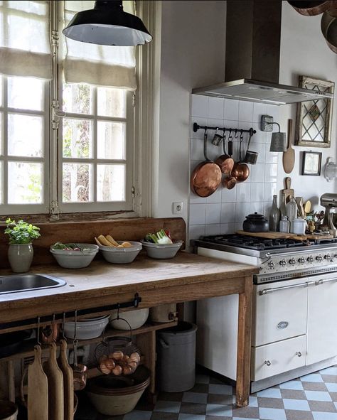 Unfitted Kitchens Rustic, Countertop Flour Storage, Small Cottage Kitchen Farmhouse Style, Tiny House Kitchen Cabinet Ideas, 70s Modern Interior Design Kitchen, Cottagecore Kitchen Floor, Furniture Pieces In Kitchen, Cottage Chairs English Country, Cute Vintage Home Decor