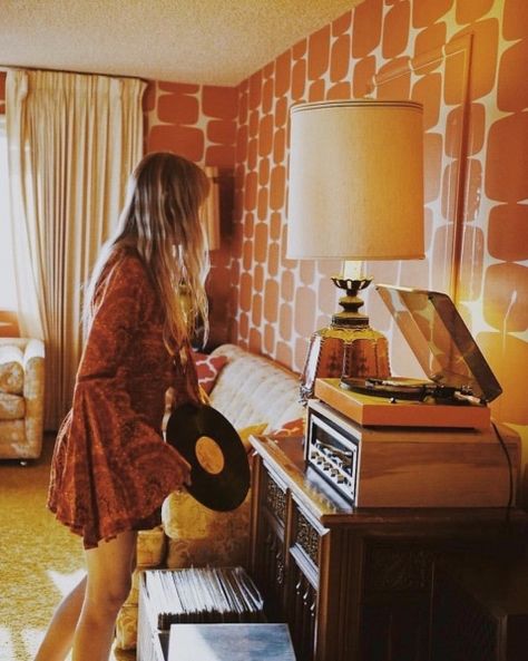 #60s #70s #vinyl | retro-vibes 1960 Aesthetic, 1960s Aesthetic, 1970s Aesthetic, 60s Aesthetic, 60s Vibes, 70’s Aesthetic, Motos Vintage, 70s Orange, Hippie Aesthetic