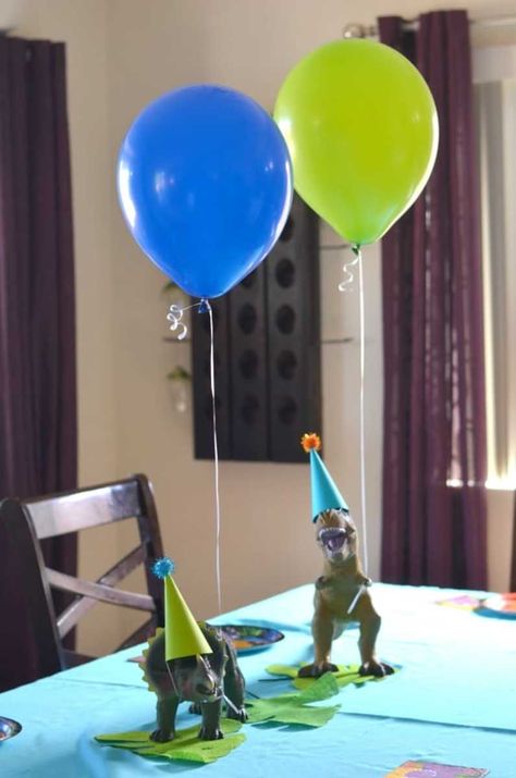 A fun dinosaur party for kids. Simple ideas for having a dinosaur themed kids birthday party. #dinosaur #dino #dinosaurparty #partyidea #party #birthdayparty #partytips #easyparty #kidsbirthday #birthday Fête Jurassic Park, 4de Verjaardag, Dinosaur Birthday Theme, Dinosaur Birthday Party Decorations, Dinosaur Balloons, Fest Temaer, Dinosaur Themed Birthday Party, Dino Birthday Party, Dinosaur Theme Party