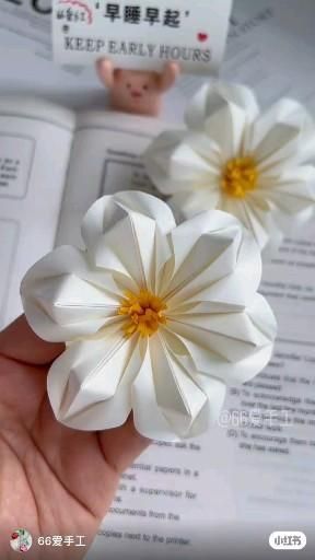 Origami Hibiscus Flower, Cool Ways To Fold Paper, Origami For Crush, Diy Origami Easy Step By Step, Origami Card Ideas, Printer Paper Crafts, Tiy Diy Ideas, Paper Crafts For Friends, Flowers Anime Aesthetic