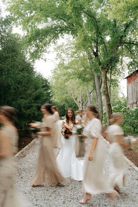 Wedding Photo Ideas 5 Bridesmaids, Bridal Entourage Photoshoot Ideas, Slow Shutter Couple Photography, Bridesmaid Outdoor Wedding, Bridemaids Photoshoot With Bride, Slow Shutter Wedding Photography, Wedding Bridesmaid Poses, Wedding Photo Ideas With Bridesmaids, Bridesmaids Photoshoot Ideas