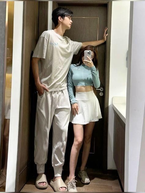 Ulzzang Couple Height Difference, Couple Goal Height Difference, Height Difference Art Reference, Korean Couple Height Difference, 40 Cm Height Difference Couple, Height Difference Couple Art, 6ft And 5ft Couple, Huge Height Difference Couple, Big Height Difference