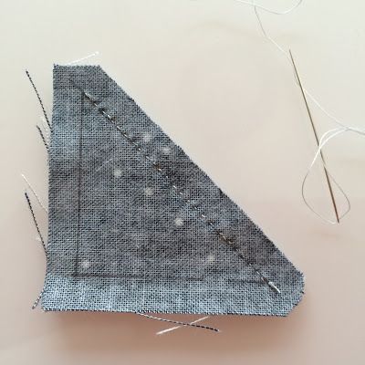 http://www.charmaboutyou.com/2016/01/hand-piecing-quilt.html Easy Hand Quilting, Hand Quilting Technique, Hand Pieced Quilts, Hand Piecing, Fabric Origami, Quilt Sewing Patterns, Applique Quilt Patterns, Sewing Embroidery, Quilting Techniques