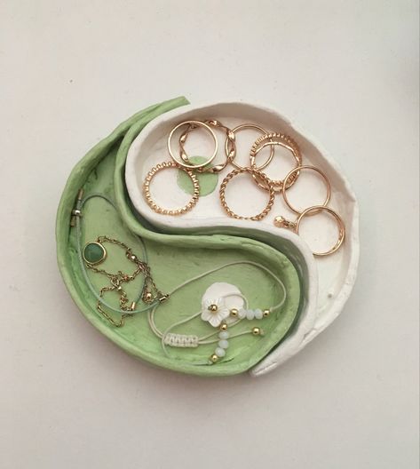 Ceramic Jewelry Display, Clay Project Ideas, Clay Jewellery Holder, Mini Decorations, Clay Tray, Clay Idea, Clay Items, Jewelry Clay, Jewellery Holder