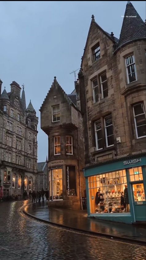 Scotland Wallpaper, Scotland Aesthetic, Edinburgh Travel, Edinburgh University, Dream Travel Destinations, Dark Academia Aesthetic, Edinburgh Scotland, Dream City, Academia Aesthetic