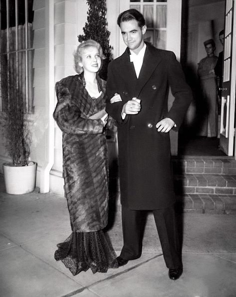 Conrad J. Barrington on Twitter: "Ida Lupino and Howard Hughes outside the Cafe Trocadero in Los Angeles, 1935 https://t.co/91AD0liSxZ" / Twitter 1 Dollar Bill, Spruce Goose, Native American Tribes Map, Women Filmmakers, Ida Lupino, Business Tycoon, Fashion For Man, Old Los Angeles, Howard Hughes