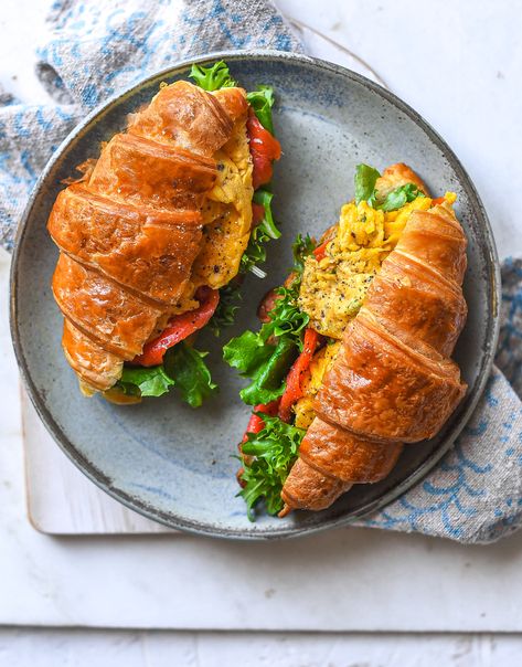 Crossant Breakfast Egg, Croissant Breakfast Platter, Scrambled Eggs Croissant, Scrambled Egg Croissant, Croissant Breakfast Recipes, Crusants Breakfast, Healthy Croissant Sandwich, Crossaint Breakfast Sandwiches, Croissant Egg Sandwich