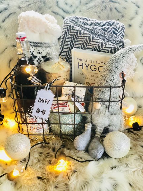 A DIY hygge gift basket that makes a great cozy gift for Christmas. Help create the hygge lifestyle for home or for the holidays. #gifts #giftguide #diy #easydiy #christmas #christmasgifts #cozy Baby Shower Gift Basket For Guests, Hygge Gift Basket, Joululahjat Diy, Sister Christmas Presents, Shower Prizes, Angela Baby, Baby Shower Prizes, Winter Gift Ideas