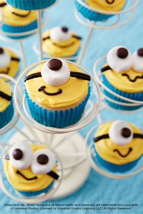 Nothing fancy required for these adorable Despicable Me cupcakes—just frosting, food coloring, candy and your favorite flavor of cake mix. Use blue baking cups for an extra special Minion touch. Hint: if you don’t have black licorice handy, Betty members suggest subbing in more of the black decorating gel. Despicable Me Cupcakes, Cupcakes Bonitos, Minions Party, Minion Cupcakes, Minion Birthday Party, Kid Cupcakes, Cupcake Wars, Creative Cupcakes, Minion Birthday